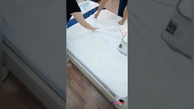 Проверяем влагостойкие свойства защитного наматрасника Waterless 🔥🔥🔥 смотреть онлайн