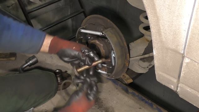 VW T4 Замена заднего ступичного подшипника.VW T4 Replacing rear wheel bearing смотреть онлайн