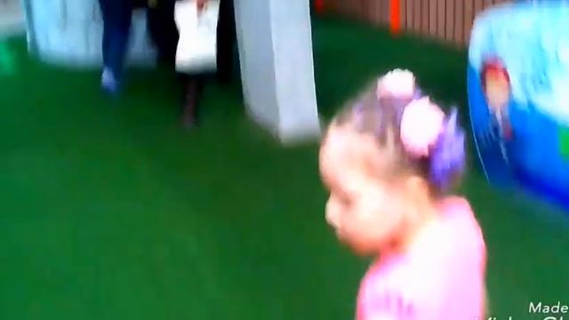 девочки идут веселится , в город развлечений Джоки Джоя смотреть онлайн