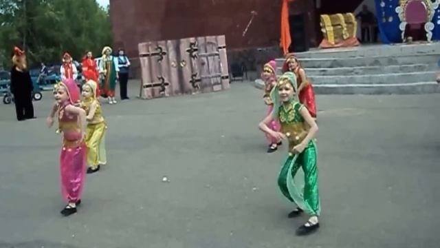 Зажигательный танец детей на площади РДК. ко дню защиты детей смотреть онлайн