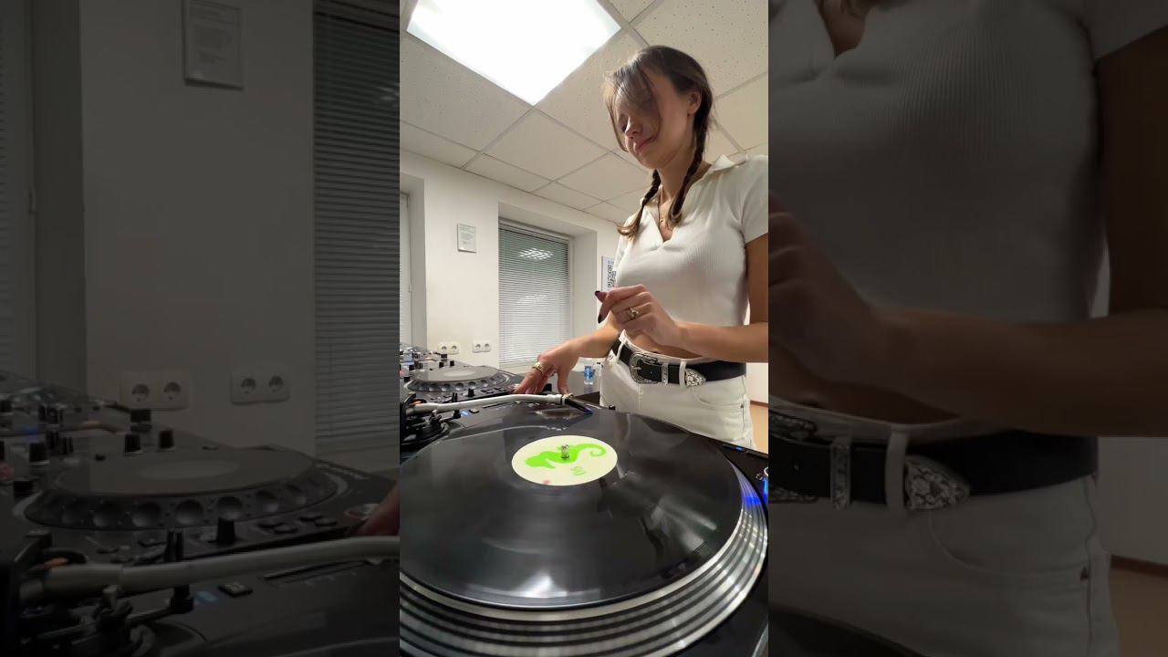 Обучаю игре на виниловых проигрывателях. Виктория впервые за виниловыми вертушками #dj #djschool смотреть онлайн