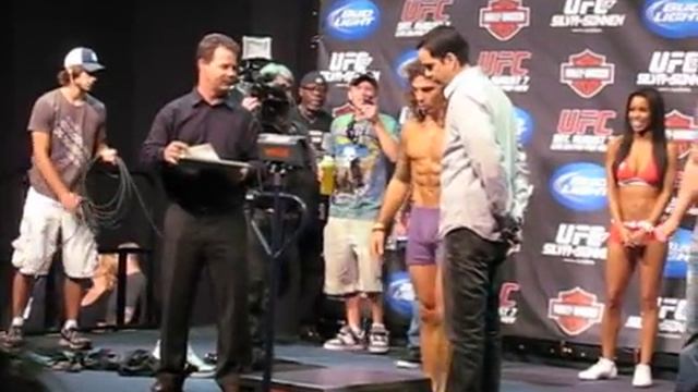 Clay Guida at UFC 117 Weigh Ins Oakland Oracle Arena смотреть онлайн