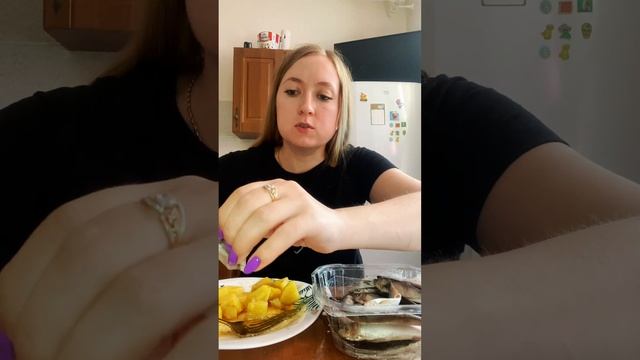 МУКБАНГ/КИЛЬКА С КАРТОШКОЙ