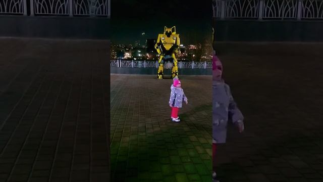 Гуляет возле Бамблби #трансформеры #bumblebee #transformers #kids #shorts #travel #cool #tiktok #wo смотреть онлайн