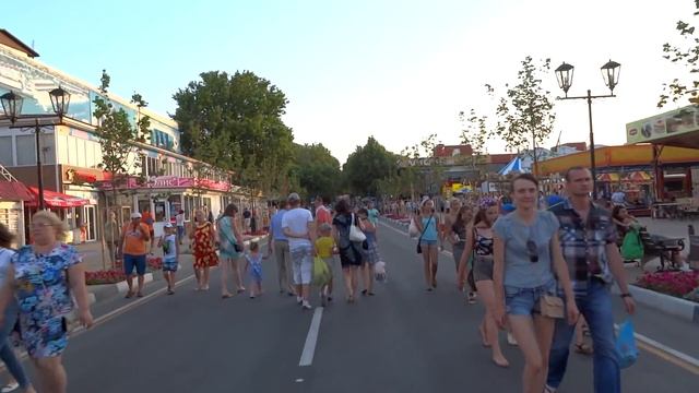 Анапа. ул ГОРЬКОГО, центр. Живые скульптуры у Летней эстрады. 18.06.2016 смотреть онлайн