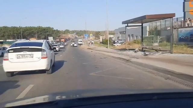 Автобус в Севастополе снес ограждение и протаранил новую остановку на Камышовом шоссе. смотреть онлайн