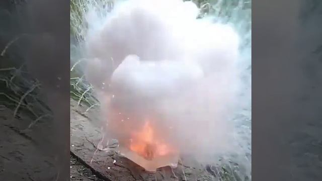 Взаимодействия цезия с водой Образуется гидроксид цезия и водород смотреть онлайн