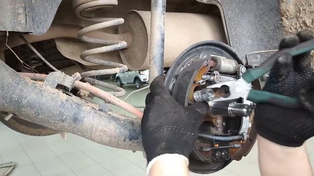 Очистка смазка задних тормозных механизмов ( каптюр) смотреть онлайн