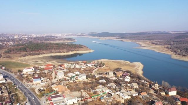Б200 ЗАБИРАЕТ ВОДУ ДЛЯ ТУШЕНИЯ ПОЖАРА В ПЕРЕВАЛЬНОМ. смотреть онлайн