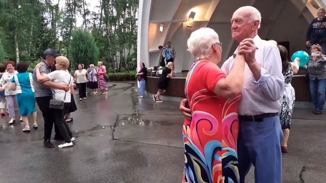 НЕ ЛЮБИ ЕГО ШЕПТАЛИ ЛИСТЬЯ КРАСНЫЕ!?/ТАНЦЫ В ПАРКЕ ГОРЬКОГО ХАРЬКОВ ИЮНЬ 2021 смотреть онлайн