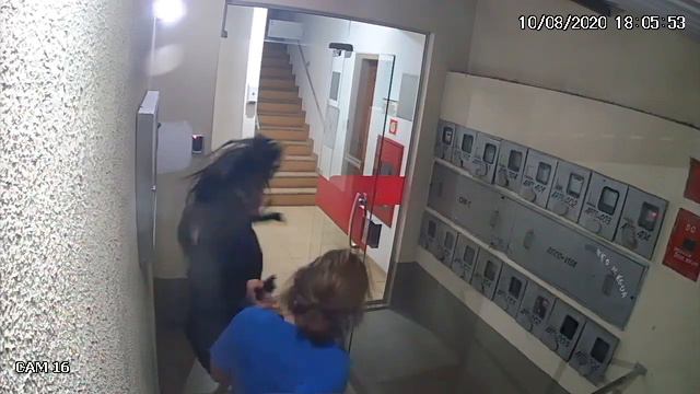 Vídeos mostram briga e agressões entre modelo e namorada minutos antes do incêndio смотреть онлайн