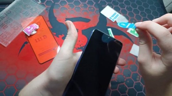 Как наклеить защитное стекло на телефон в домашних условиях.