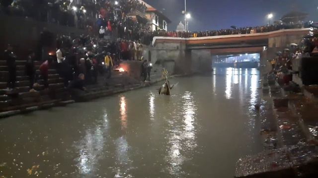 Jaya Jaya Pashupatinath जय जय -Crowd at #pashupatinath tample #kathmandu in #sivaratri смотреть онлайн
