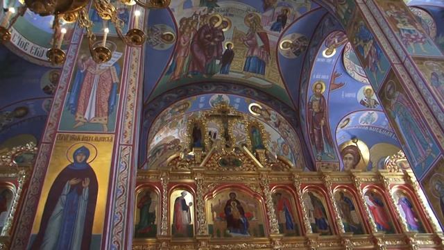 2.Патриарх Кирилл совершил Литургию во Введенской церкви на Рязанском проспекте в Москве.