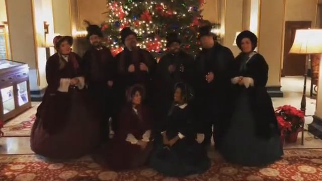 "We Wish You A Merry Christmas", by Definitely Dickens Holiday Carolers смотреть онлайн
