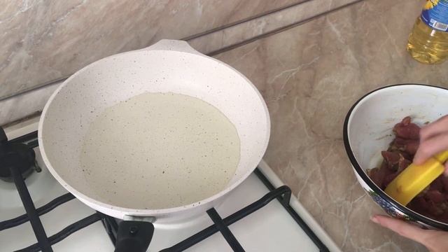 КАК ПОЖАРИТЬ СОЧНУЮ, КАРАМЕЛЬНУЮ СВИНИНУ НА СКОВОРОДЕ! смотреть онлайн