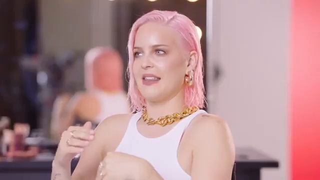 Anne-Marie NYX Cosmetics Q&A смотреть онлайн
