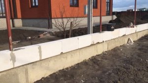 Забор из газосиликатных блоков на ленточном фундаменте день второй.