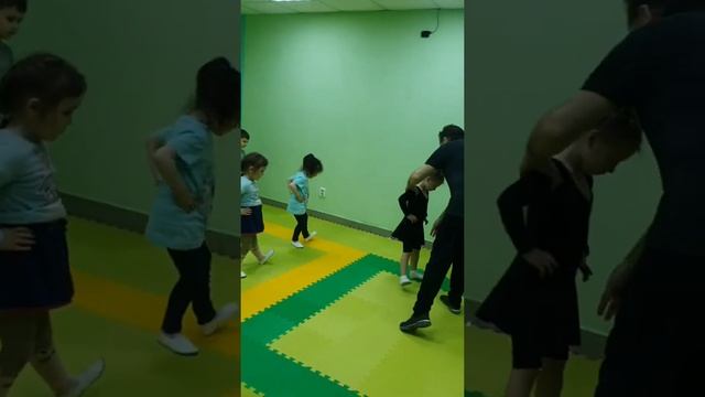Латиноамериканские танцы. обучени4 с 4 лет. Игровая комната в Деме "Пряник"??✨️ смотреть онлайн