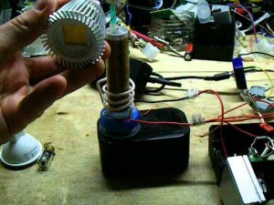 Качер зажигает светодиодные лампы на расстоянии