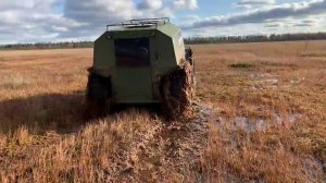 Вездеход-болотоход Тайфун идёт по топкому болоту