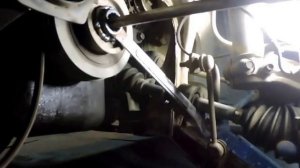 откручиваем шкив коленвала D16A