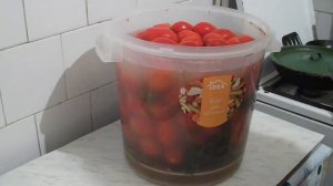 35. Солим помидоры как в бочке.