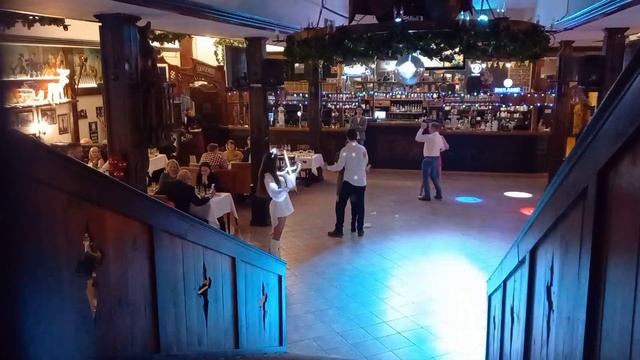 Расскажи, Снегурочка, где была - светящаяся скрипка на Новый год смотреть онлайн