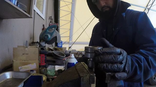 VOLVO EC140 Excavator - RADIATOR FAN HUB BEARINGS & SHAFT REPLACEMENT. part 2 смотреть онлайн