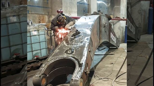 Ремонт (сварка) стрелы экскаватора VOLVO EC480Dl смотреть онлайн