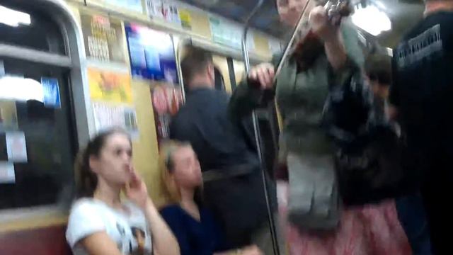 В метро девушка скрипач.