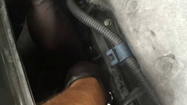 2007 Saturn Vue V6 3.5L - How to Change Your Spark Plugs смотреть онлайн