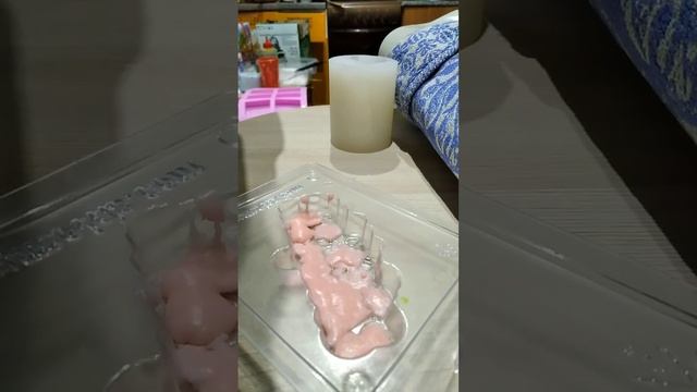 #мыло заливаю пластиковые формы . Мой способ заливки элементов без пипетки. #мыловарение смотреть онлайн