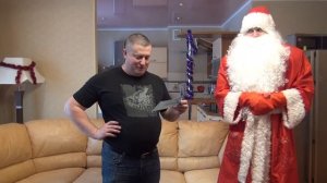 Дед Мороз и Снегурочка пришли домой поздравить девочек.