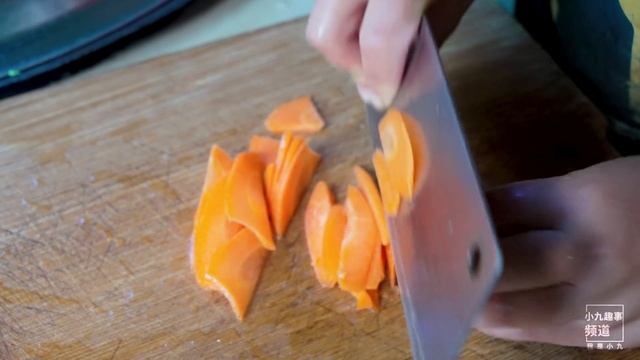 老公給女兒買滑板車，孩子好開心，摘菜也跟著開車去 | Buying a scooter for my daughter, the child is so happy смотреть онлайн