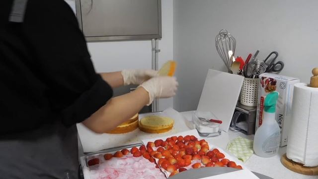 지금 아니면 못 먹어요! 100% 제철과일로 만드는 요거트, 생크림 케이크 / How to make yogurt and cream cakes - Korean street food смотреть онлайн