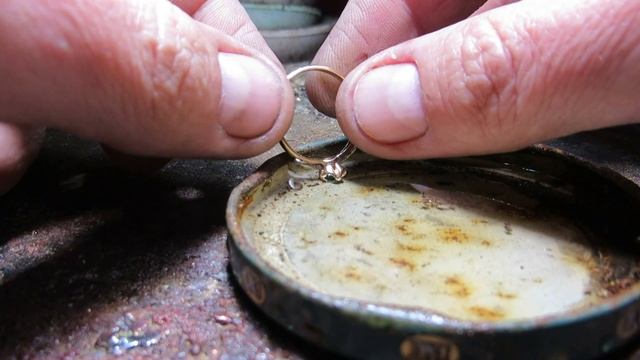 ремонт золотого кольца/пайка с изумрудами/изменение размера кольца смотреть онлайн