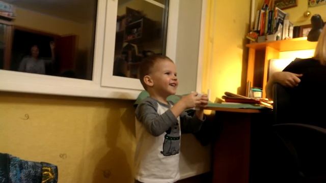 Сёмочка управляет бумажным самолётом ) смотреть онлайн