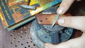 Делаем инициал на рукоятке ножа путём инкрустации металла в дерево