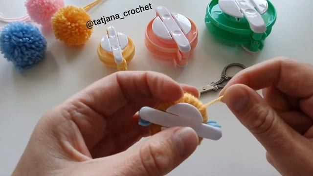Быстрый способ сделать помпоны. Помпонмейкер. Устройство для помпонов