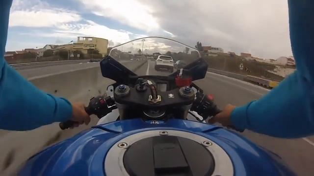 Вот как надо наваливать на джиксере Suzuki GSXR 600 смотреть онлайн