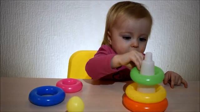 Пирамидка. Полина разбирает и собирает детскую пирамидку. Развиваем моторику, внимание и интеллект смотреть онлайн