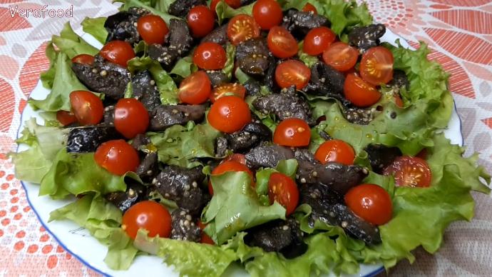 Салат с печенью и томатами. Вкусно, полезно, легко и быстро приготовить. смотреть онлайн