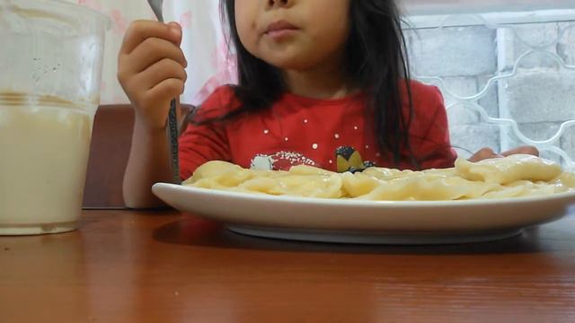 Диана ем вареники сметаной смотреть онлайн