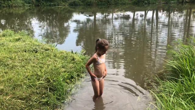 Полина купается в речке 🐠 смотреть онлайн