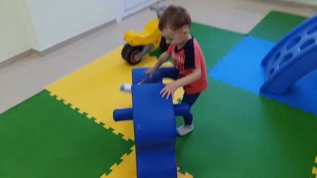 Толя на детской площадке! Играем в детской игровой комнате! смотреть онлайн