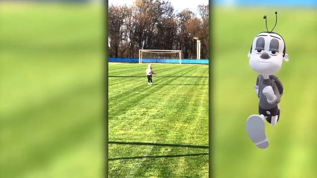 Жасмин играет на стадионе и катается на аттракционах смотреть онлайн