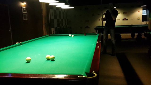 Андрей аккуратно срезал чужого шара в дальний угол на спокойном ударе смотреть онлайн