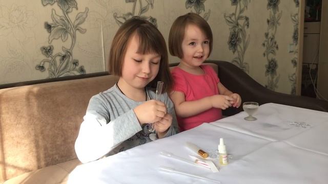 Элизабета и Аделина изучают набор "Юный парфюмер" смотреть онлайн