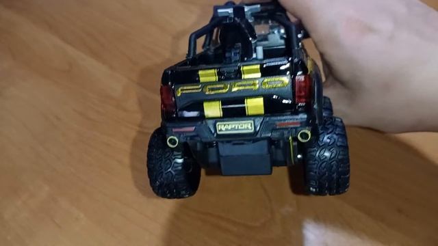 Игрушечная модель автомобиля Ford F150 Raptor.mp4 смотреть онлайн